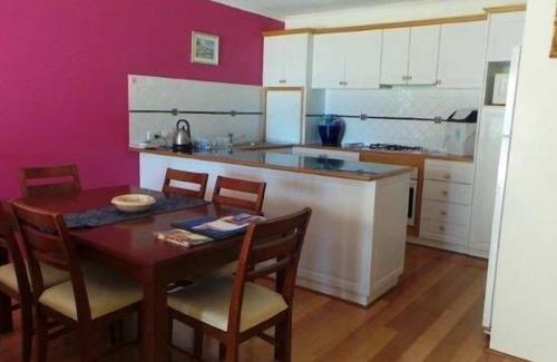 Rockingham Apartment | Esplanade Rockingham, opposite the beach