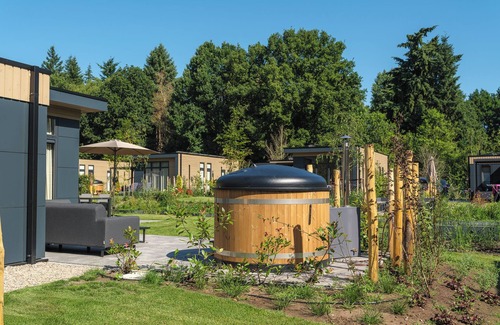 Lieren House | Essenburgh: Spacious and stylish home for 6 people with three bedrooms, a modern kitchen, a cozy outdoor space, and a private hot tub for ultimate relaxation. Enjoy luxury and nature in the Veluwe.