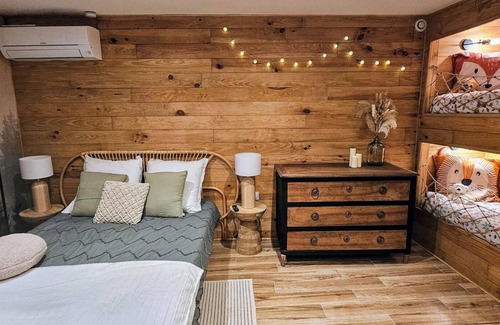 Toulon Bed & Breakfast | Essencia - self-catering cottage in the Toulon hills with spa, air conditioning and parking
