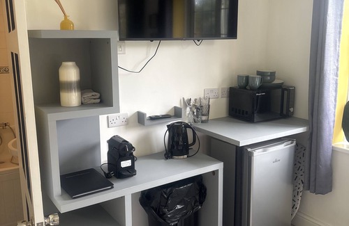 Willingham Apartment | Essential, king bed,en-suite bath & kitchenette