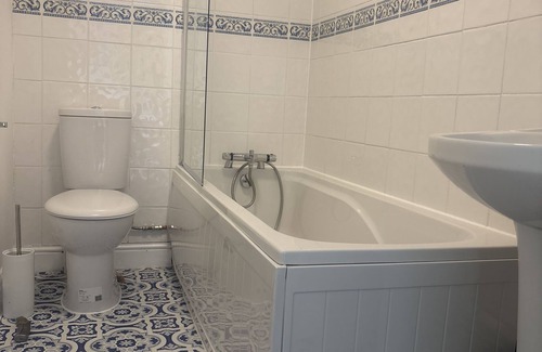 Willingham Apartment | Essential, king bed,en-suite bath & kitchenette