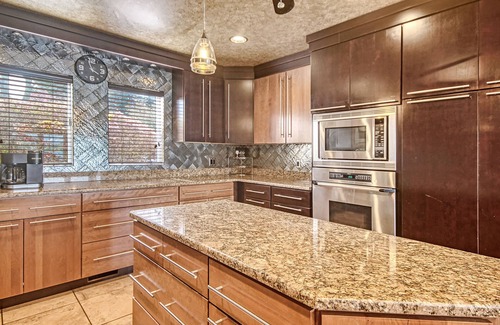 Seneca House | " Estate on the Lake" 7 BR/7 BA, 6 Suites, Over 8,400 Square Feet! Private Pool!