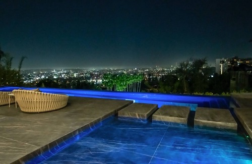 West Hollywood House | Estate with 6 bedrooms and WiFi, fitness room in awesome Los Angeles