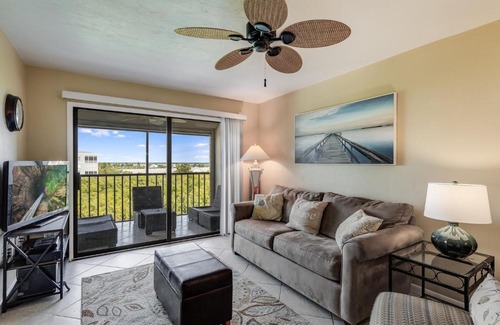 South Island Apartment | Estero Cove 352, 2 Bedrooms, Sleeps 4, 5th Floor, Elevator, Heated Pool
