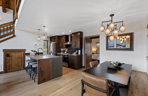 Estes Park Cabin | Estes Dream! Brand New End Unit with Two Patios, Indoor/Outdoor Fireplace and Jacuzzi