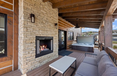 Estes Park Cabin | Estes Dream! Brand New End Unit with Two Patios, Indoor/Outdoor Fireplace and Jacuzzi