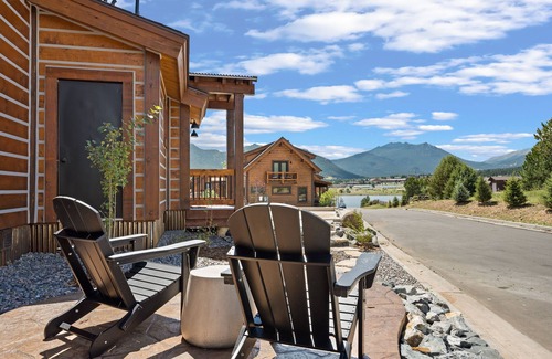 Estes Park Cabin | Estes Dream! Brand New End Unit with Two Patios, Indoor/Outdoor Fireplace and Jacuzzi