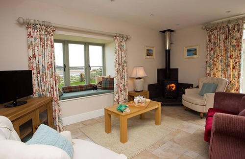 Dulas Cottage | ESTUARY COTTAGE, pet friendly, country holiday cottage in Moelfre