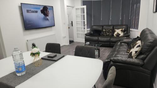 Manchester House | ETIHCITY - 3 Bedroom Semi - Free Parking near Etihad Stadium, Tourist attractions, Manchester City Centre, Transport and Motorway Links next to McDonald's - Sky n Netflix