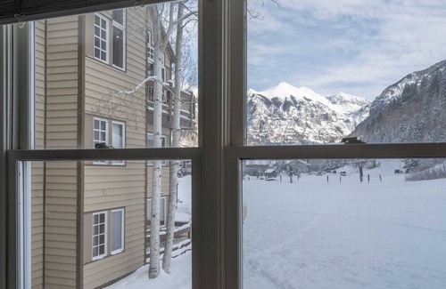 Telluride Condo | Etta Place 1 by Avantstay Ski In/Ski Out Unit w/Views of the Slopes!