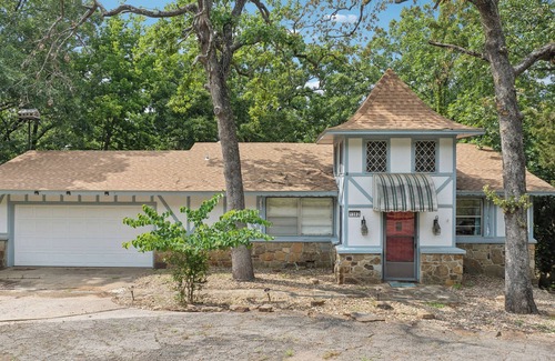 Hoyt House | Eufaula Cove Cabin with lake view