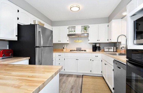Fox Hollow House | Eugene · Stylish Comfort | Quiet SE Area | Walk to Trails