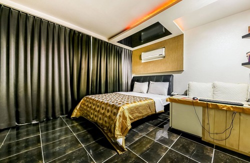 Eumseong Hotel | Eumseong Black and White