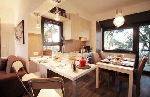 Quartiere XXXI Giuliano Dalmata Apartment | Eur Bright Spacious Apartment with balconies and parking only for small cars