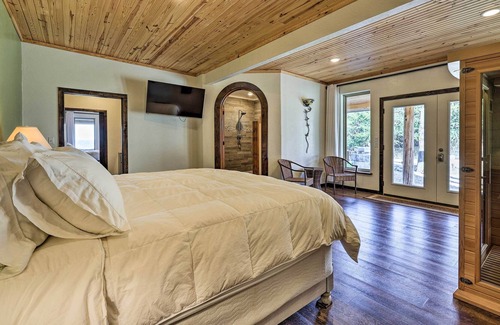 Eureka Springs House | Eureka Springs Vacation Rental w/ Pool & Hot Tub!