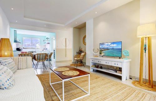 La Preneuse Apartment | EUREKA-SUR-MER Stylish & Cosy Apartment, 100 mts from beach, pool