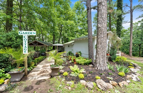 Eureka Springs Cottage | Eureka Uptown Garden Cottage