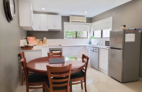 Ballarat East House | Eureka Views B&B Ballarat. 3 Bdr. 5 mins to CBD. Close to tourist attractions