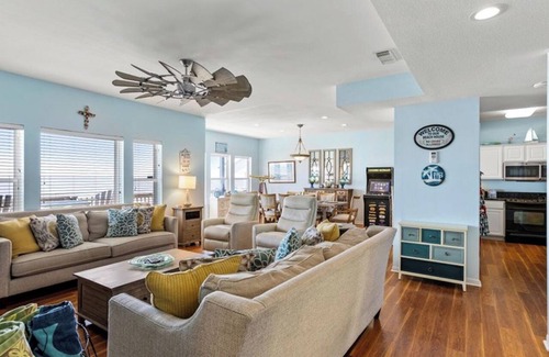 Galveston House | EV Charger-Hot Tub-Arcade -Yard Games-Baby Furniture-Coffee