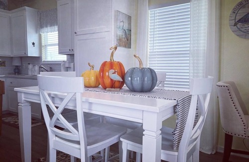 Crystal Beach Cottage | EV charger, stylish 1bdrm beach cottage sleeps 4, quiet walk to beach