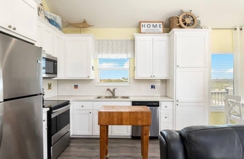 Crystal Beach Cottage | EV charger, stylish 1bdrm beach cottage sleeps 4, quiet walk to beach