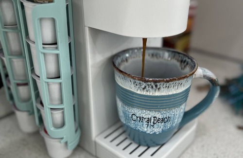 Crystal Beach Cottage | EV charger, stylish 1bdrm beach cottage sleeps 4, quiet walk to beach