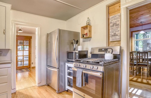 Rhododendron Cabin | EV chargers, AC, Huge Fenced Yard, Last Minute Deals on Sept-Oct Dates!