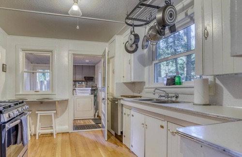 Rhododendron Cabin | EV chargers, AC, Huge Fenced Yard, Last Minute Deals on Sept-Oct Dates!