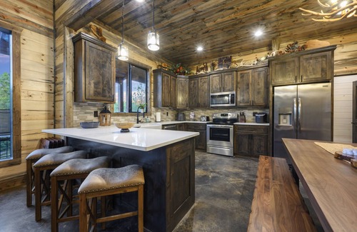 Broken Bow Cabin | EV Outlet , Hot Tub, Firepit, Playset, Pool Table, Creek