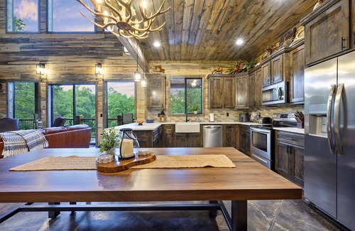 Broken Bow Cabin | EV Outlet , Hot Tub, Firepit, Playset, Pool Table, Creek