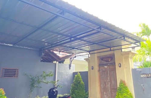 Batu Bolong House | Eva Guest House