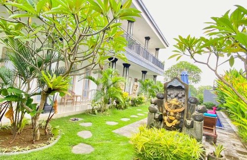 Batu Bolong House | Eva Guest House