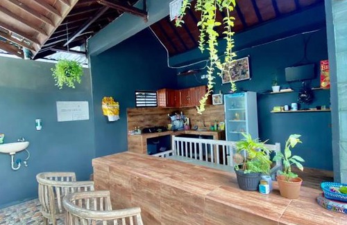 Batu Bolong House | Eva Guest House
