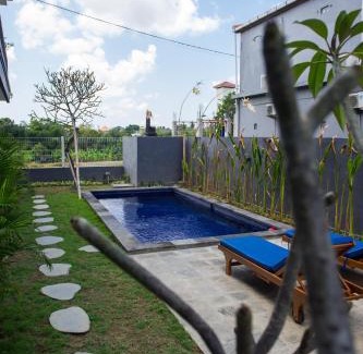 Batu Bolong House | Eva Guest House