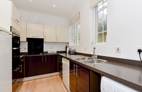 West Byfleet Apartment | Evancourt Apartment - 2BR apartment 30 mins from London