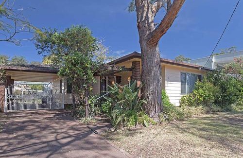 Corlette House | Evans Retreat cottage across the road from Sandy Point Beach