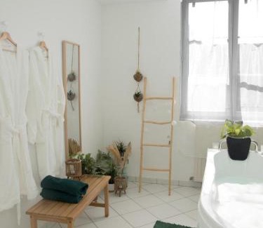 Soissons Apartment | EVASION TROPICALE - studio avec spa, cosy et rénové au cœur de Soissons - 2 pers