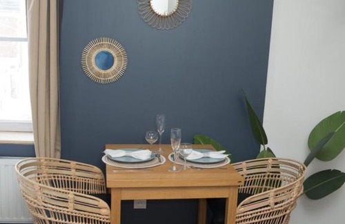Soissons Apartment | EVASION TROPICALE - studio avec spa, cosy et rénové au cœur de Soissons - 2 pers