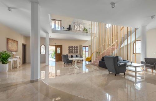 Archangelos Villa | Evelyn Villa