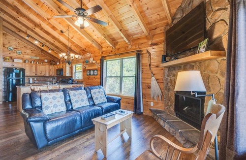 Gatlinburg - Pigeon Forge Cabin | Ever After Gatlinburg - Mountain views and a hot tub!
