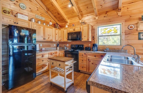 Gatlinburg - Pigeon Forge Cabin | Ever After Gatlinburg - Mountain views and a hot tub!