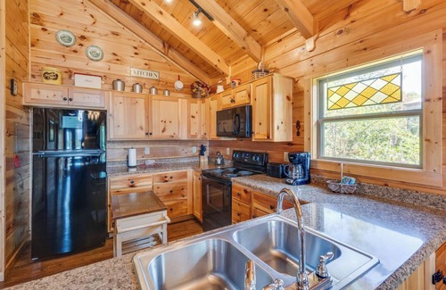 Gatlinburg - Pigeon Forge Cabin | Ever After Gatlinburg - Mountain views and a hot tub!