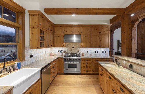 Mountain Village House | Evercrisp - Ski in/out - Private Hot Tub-2 King En Suite Rooms-Bunk Room