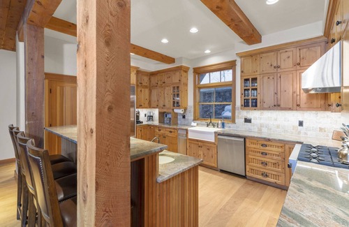 Mountain Village House | Evercrisp - Ski in/out - Private Hot Tub-2 King En Suite Rooms-Bunk Room