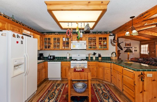 Upper Moonridge Cabin | Evergreen Escape by Destination Big Bear : Ski Slope Views! Log Cabin! Cable & WiFi! Propane BBQ! Wood Decks!