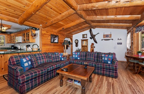 Upper Moonridge Cabin | Evergreen Escape by Destination Big Bear : Ski Slope Views! Log Cabin! Cable & WiFi! Propane BBQ! Wood Decks!