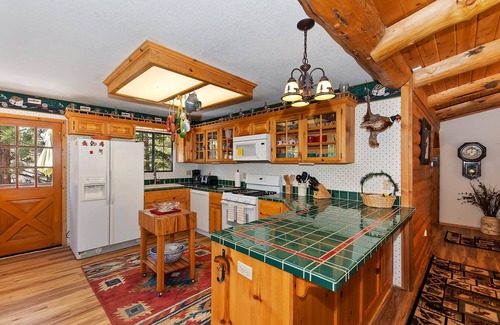 Upper Moonridge Cabin | Evergreen Escape by Destination Big Bear : Ski Slope Views! Log Cabin! Cable & WiFi! Propane BBQ! Wood Decks!