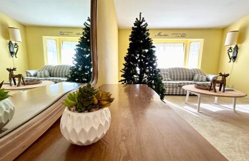 Hemet House | Evergreen Jolly Room with TV