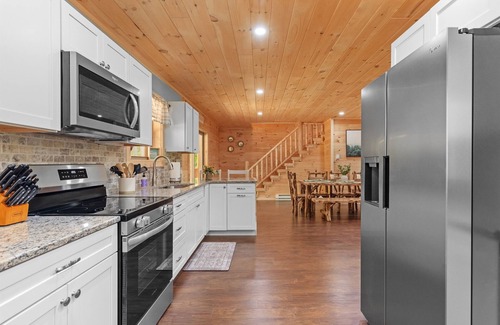 West Oneonta Cabin | Evergreen Lodge Lakefront 6 Br 3Ba Kayaks Fishing!