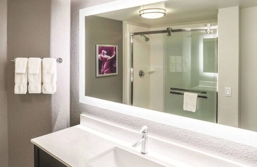 Woodlands Village House | Everything You Need For The Perfect Vacation! 3 Great Units, Free Parking